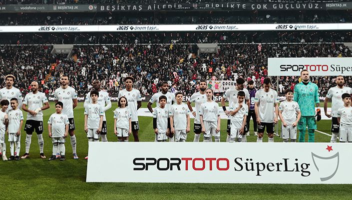 Futbolcularımız Maç Öncesi Seremoniye Depremzede Çocuklarla Birlikte Çıktılar Futbolcularımız Maç Öncesi Seremoniye Depremzede Çocuklarla Birlikte Çıktılar