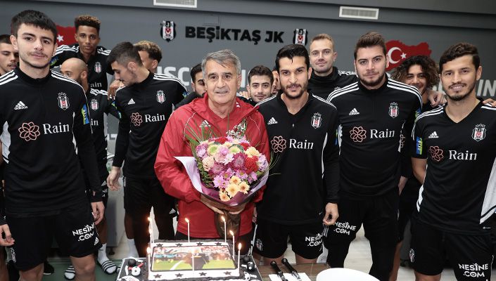 Futbolcularımızdan Teknik Direktörümüz Şenol Güneş’e Öğretmenler Günü Kutlaması Futbolcularımızdan Teknik Direktörümüz Şenol Güneş’e Öğretmenler Günü Kutlaması