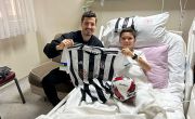 Salih Uçan visits earthquake victim Beşiktaş fan