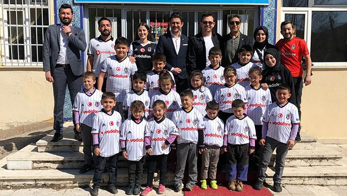 Gediz Beşiktaşlılar Derneği’nden Çocuklara Hediye Forma Gediz Beşiktaşlılar Derneği’nden Çocuklara Hediye Forma