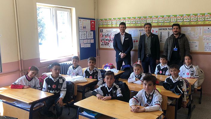 Gediz Beşiktaşlılar Derneği’nden Çocuklara Hediye Forma Gediz Beşiktaşlılar Derneği’nden Çocuklara Hediye Forma