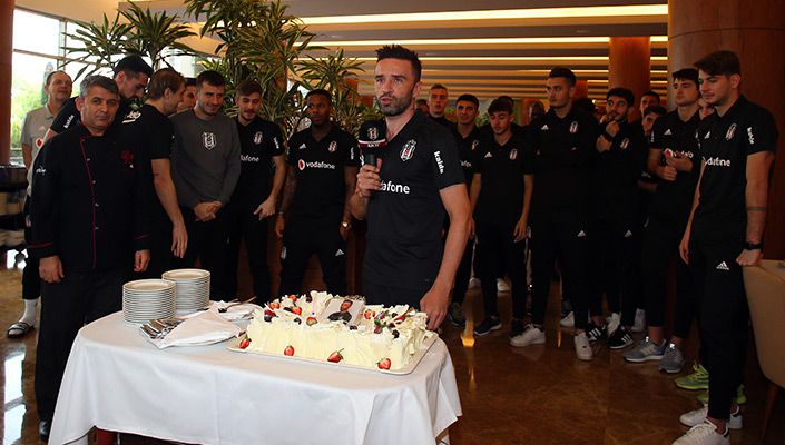 Gökhan Gönül’ün Doğum Günü Kutlandı Gökhan Gönül’ün Doğum Günü Kutlandı