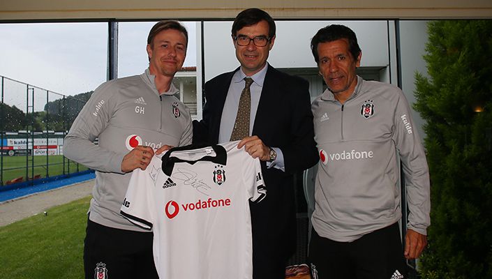 İspanya Büyükelçisi Juan Gonzalez Barba’dan Futbol Takımımıza Ziyaret İspanya Büyükelçisi Juan Gonzalez Barba’dan Futbol Takımımıza Ziyaret