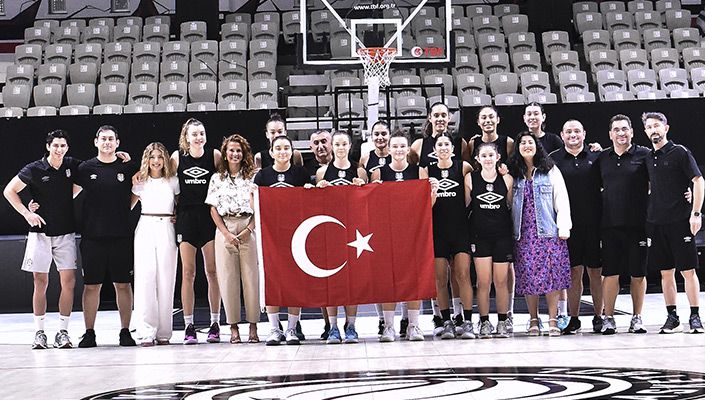 Kadın Basketbol Takımımızdan 30 Ağustos Zafer Bayramı Kutlaması Kadın Basketbol Takımımızdan 30 Ağustos Zafer Bayramı Kutlaması