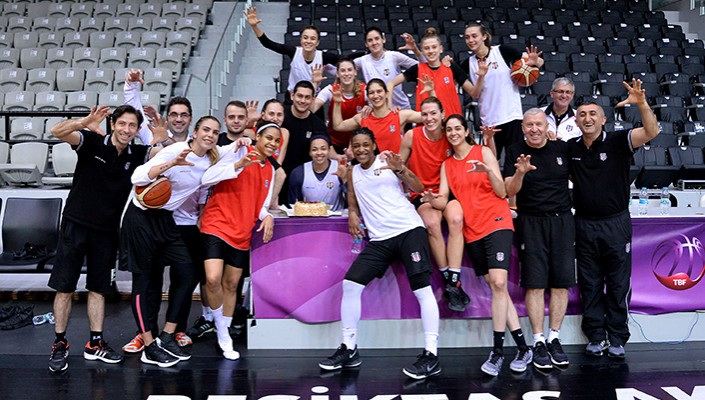 Kiah Stokes'un Doğum Günü Kutlandı Kiah Stokes'un Doğum Günü Kutlandı