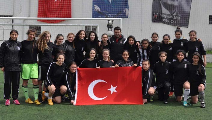Kadın Futbol Takımımızdan 23 Nisan Kutlaması Kadın Futbol Takımımızdan 23 Nisan Kutlaması