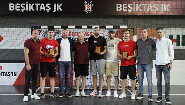 Luka Mitrovic, Vladimir Bojanic ve Nikola Crnoglavac ile Vedalaştık Luka Mitrovic, Vladimir Bojanic ve Nikola Crnoglavac ile Vedalaştık