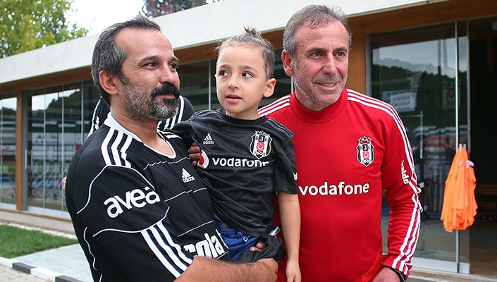 Minik Taraftarımız Taylan Erime’den Futbol Takımımıza Ziyaret Minik Taraftarımız Taylan Erime’den Futbol Takımımıza Ziyaret