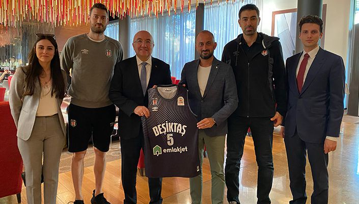 Moskova Büyükelçimiz Mehmet Samsar’dan Erkek Basketbol Takımımıza Ziyaret Moskova Büyükelçimiz Mehmet Samsar’dan Erkek Basketbol Takımımıza Ziyaret