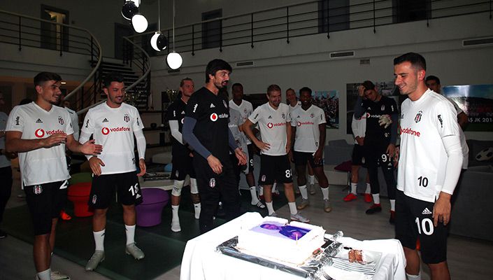 Oğuzhan Özyakup’un Doğum Günü Kutlandı Oğuzhan Özyakup’un Doğum Günü Kutlandı