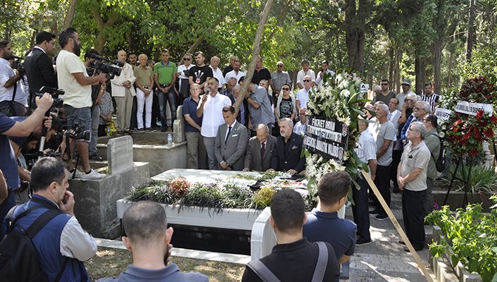 Onursal Başkanımız Merhum Süleyman Seba’yı Kabri Başında Andık Onursal Başkanımız Merhum Süleyman Seba’yı Kabri Başında Andık