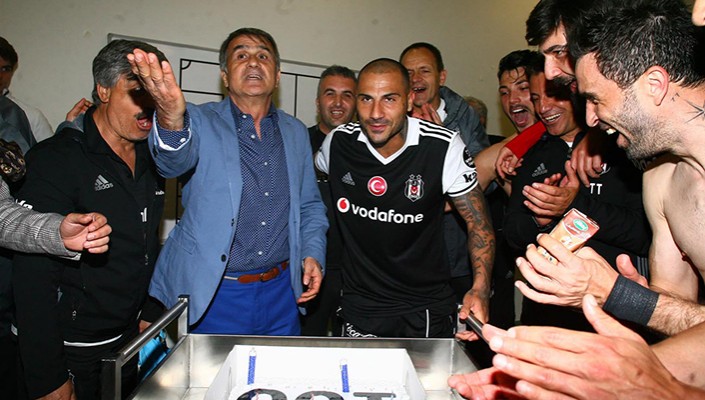 Şenol Güneş ve Ricardo Quaresma İçin 100. Maç Kutlaması Yapıldı Şenol Güneş ve Ricardo Quaresma İçin 100. Maç Kutlaması Yapıldı