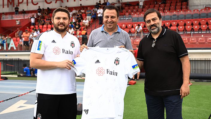 Serhan Çetinsaya ile Umut Şenol, La Nucia Belediyesi Meclis Üyesi Sergio Villalba’ya Beşiktaş Forması Hediye Ettiler Serhan Çetinsaya ile Umut Şenol, La Nucia Belediyesi Meclis Üyesi Sergio Villalba’ya Beşiktaş Forması Hediye Ettiler
