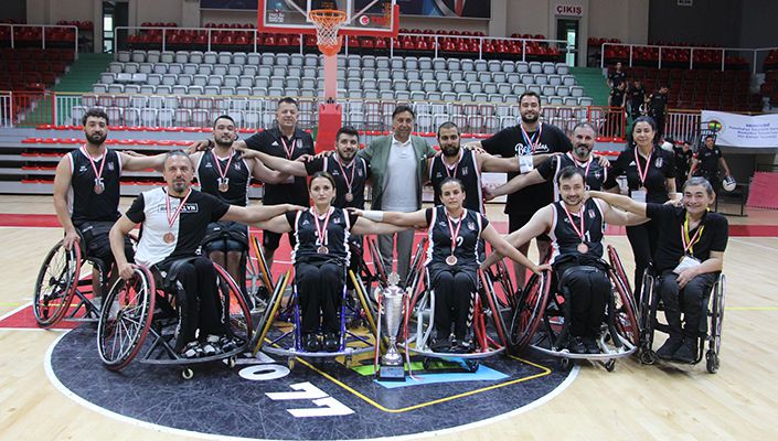 Tekerlekli Sandalye Basketbol Takımımız Üçüncülük Kupasını Törenle Aldı Tekerlekli Sandalye Basketbol Takımımız Üçüncülük Kupasını Törenle Aldı