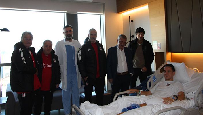 Teknik Direktörümüz Fernando Santos’tan Futbolcumuz Amir Hadziahmetovic’e Geçmiş Olsun Ziyareti Teknik Direktörümüz Fernando Santos’tan Futbolcumuz Amir Hadziahmetovic’e Geçmiş Olsun Ziyareti