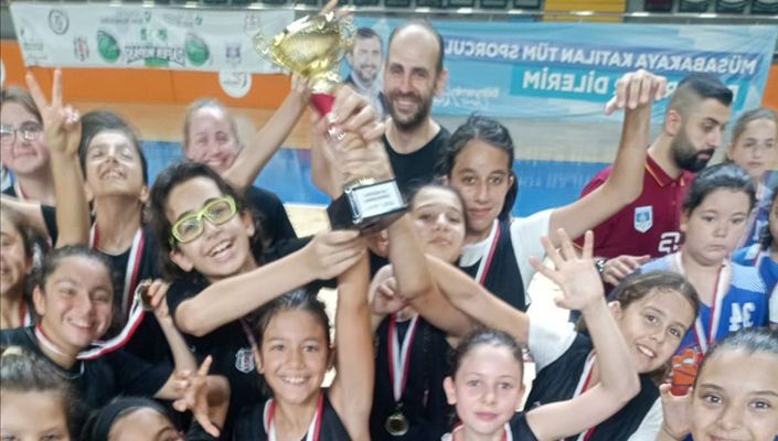 U-12 Kız Basketbol Takımımız, 30 Ağustos Zafer Kupası’nda Şampiyon Oldu U-12 Kız Basketbol Takımımız, 30 Ağustos Zafer Kupası’nda Şampiyon Oldu