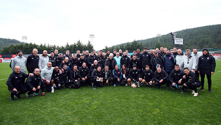 UEFA Çalışma Grubu Antrenör Eğitimi İçin İstanbul’da Bulunan Fitness Eğitmenleri Futbol Takımımızı Ziyaret Etti UEFA Çalışma Grubu Antrenör Eğitimi İçin İstanbul’da Bulunan Fitness Eğitmenleri Futbol Takımımızı Ziyaret Etti