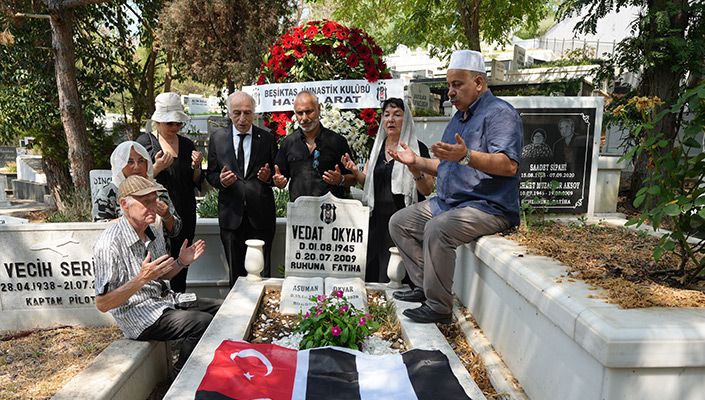 Vedat Okyar’ı Kabri Başında Andık Vedat Okyar’ı Kabri Başında Andık