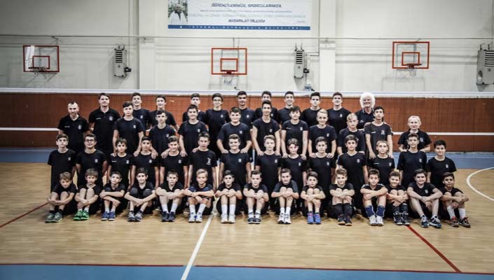 Genç Erkek Voleybol Takımımız Sezona Galibiyetle Başladı Genç Erkek Voleybol Takımımız Sezona Galibiyetle Başladı