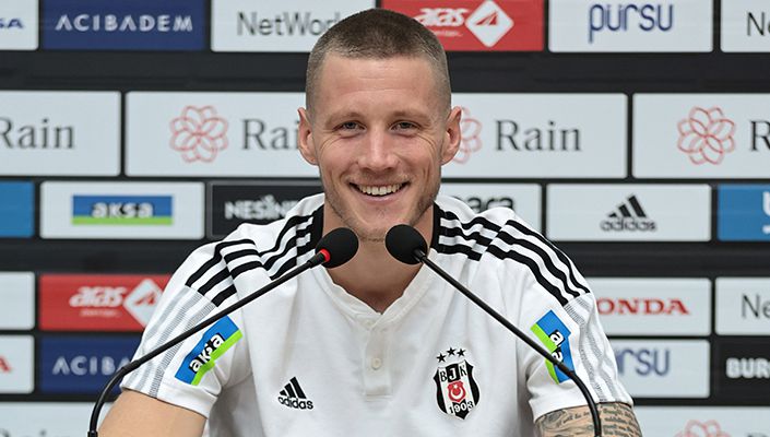 Wout Weghorst: “Taraftarlarımıza goller, galibiyetler ve kupalar getirmek istiyorum” Wout Weghorst: “Taraftarlarımıza goller, galibiyetler ve kupalar getirmek istiyorum”