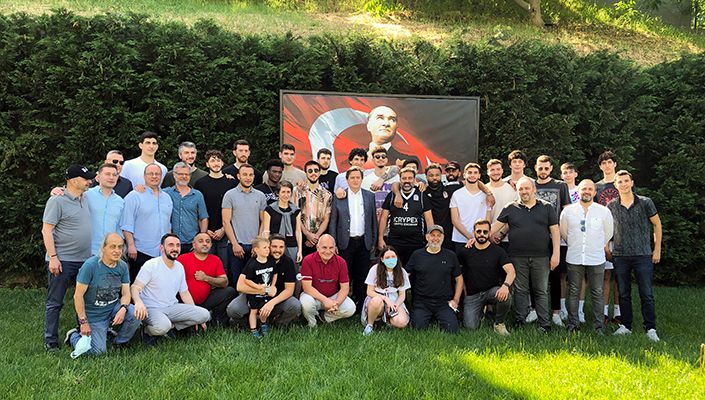 Yönetim Kurulu Üyelerimiz Ahmet Mesut Urgancılar ve Umut Şenol İle Beşiktaş Icrypex Takımımız, Akatlar No:1903’te Buluştu Yönetim Kurulu Üyelerimiz Ahmet Mesut Urgancılar ve Umut Şenol İle Beşiktaş Icrypex Takımımız, Akatlar No:1903’te Buluştu