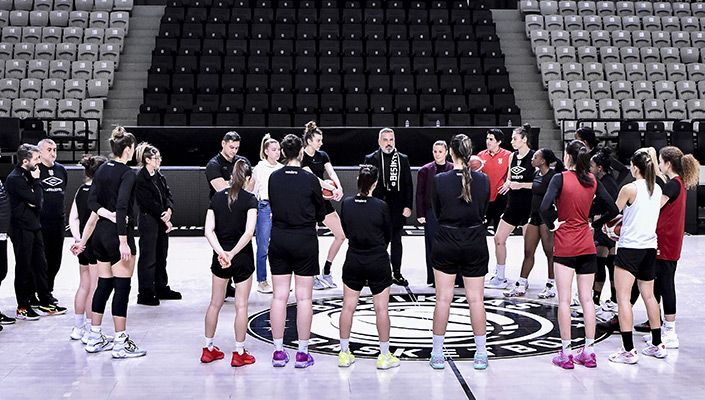 Yönetim Kurulu Üyemiz ve Basketbol Şube Sorumlumuz Özkan Arseven, Kadın Basketbol Takımımızla Buluştu Yönetim Kurulu Üyemiz ve Basketbol Şube Sorumlumuz Özkan Arseven, Kadın Basketbol Takımımızla Buluştu