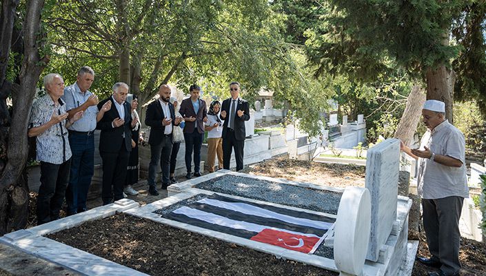 Yusuf Tunaoğlu’nu Kabri Başında Andık Yusuf Tunaoğlu’nu Kabri Başında Andık