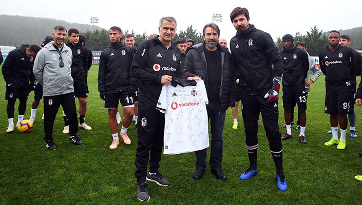 Zeki Demirkubuz’dan Futbol Takımımıza Ziyaret Zeki Demirkubuz’dan Futbol Takımımıza Ziyaret