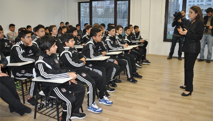 Futbol Özkaynak Düzenimizdeki Sporcularımıza Madde Bağımlılığından Korunma Semineri Verildi Futbol Özkaynak Düzenimizdeki Sporcularımıza Madde Bağımlılığından Korunma Semineri Verildi