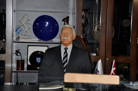 Honorary President Süleyman Seba's 3D printed statue at Beşiktaş Museum
