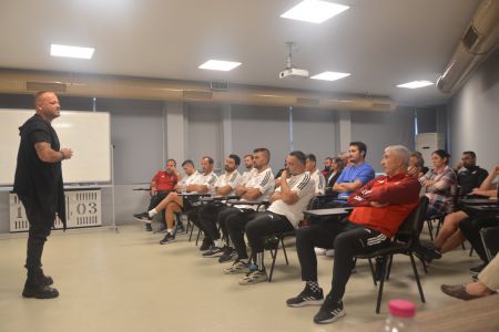 Futbol Akademimiz ile Beşiktaş United Payment Kadın Futbol Takımımızın Teknik Ekibi ve Antrenörleri, ‘Kazanarak Yaşamak’ Seminerine Katıldılar