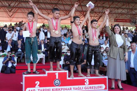 Three medals for young Beşiktaş wrestlers...