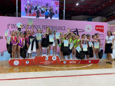 Beşiktaş rhythmic gymnasts pick up two gold medals at international tournament 