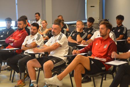 Beşiktaş Football Academy and Women’s Team coaching staff and captains receive child protection training 