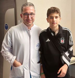 Beşiktaş Football Academy Director Mehmet Ekşi visits Ahmet Mazhar Çaşkurlu after his surgery 