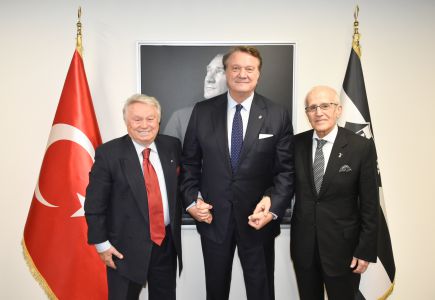 Şeref Nasır and Yalçın Karadeniz pay a visit to Beşiktaş 