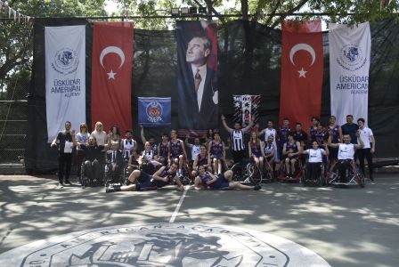 Students from Üsküdar American Academy greet Beşiktaş Wheelchair Basketball players 