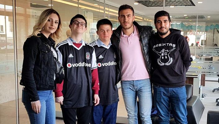 1903 Isparta Beşiktaşlılar Derneği’nden Down Sendromlu Çocuklara Hediye Forma