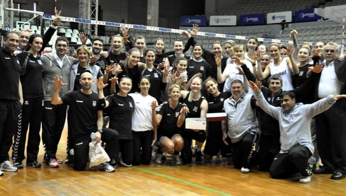 Basketbolcularımızdan Voleybolcularımıza Sürpriz Kutlama