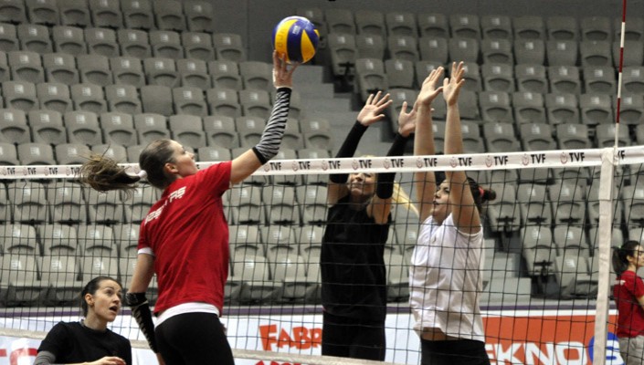 Bayan Voleybol Takımımız Kondisyon ve Taktik Çalıştı
