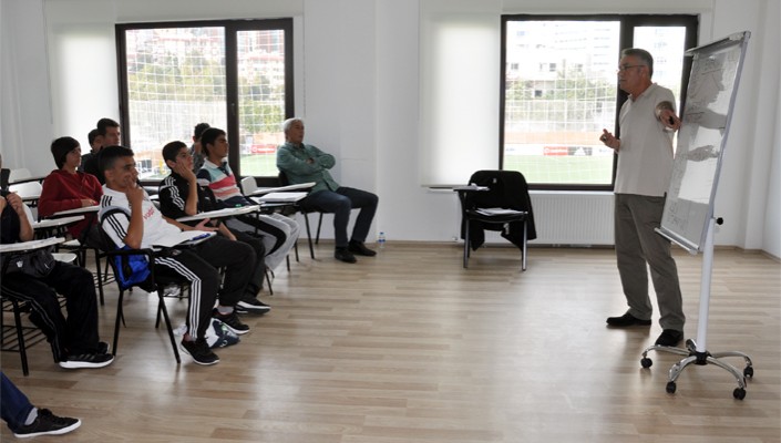 U-14 Akademi Takımımız Bilinçli Beslenme Semineri Aldı