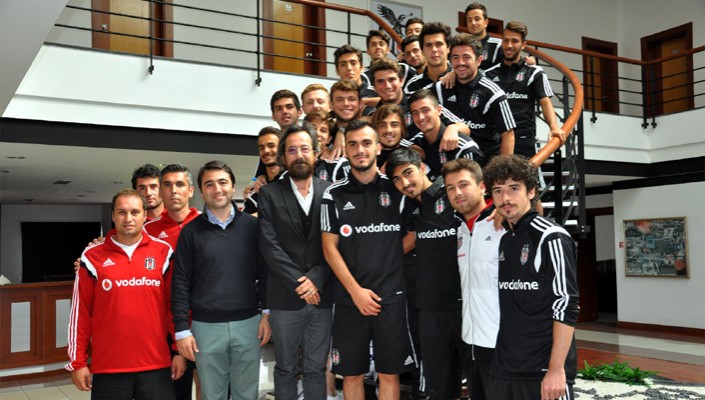 U-21 Takımımız, Sanatçı Feridun Düzağaç ile Söyleşide Buluştu