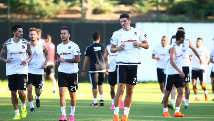 Futbol Takımımıza Belçika’da Coşkulu Karşılama