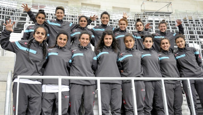 Kadın Futbol Takımımız, Hakkarigücü Oyuncuları İle Dostluk Yemeğinde Bir Araya Geldi