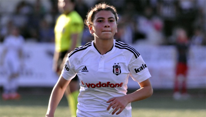 Özge Çamurcu: ‘Şampiyonluk yolunda bizi yalnız bırakmayan taraftarlarımıza teşekkürler’