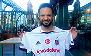 Özgün: “Beşiktaş sayesinde başımız dik yürüyoruz”
