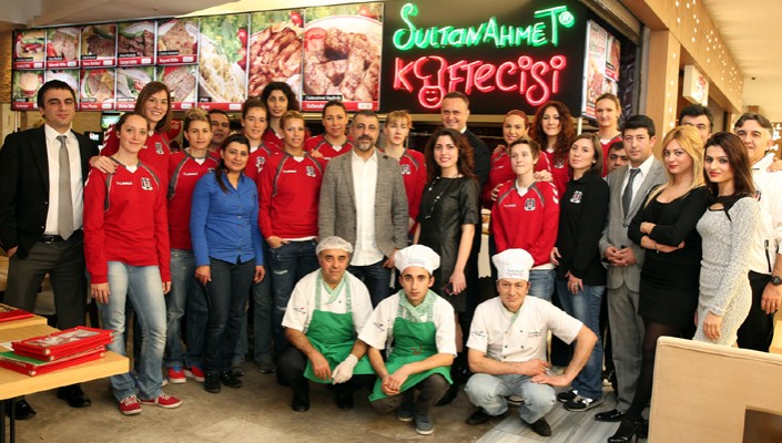 Sultanahmet Köftecisi'nden Kadın Basketbol Takımımıza Yemek