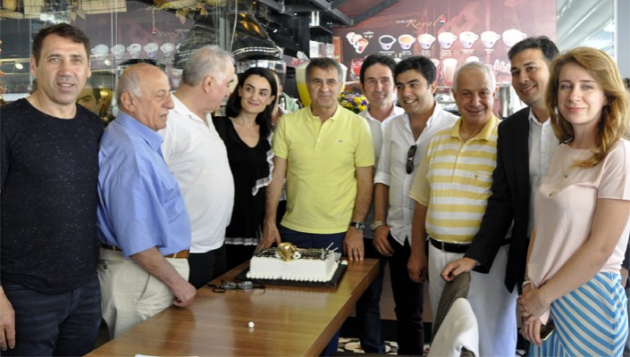 Teknik Direktörümüz Şenol Güneş’e Sürpriz Doğum Günü Kutlaması
