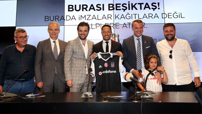 Adriano Correia Vodafone Arena’da Törenle Sözleşme İmzaladı