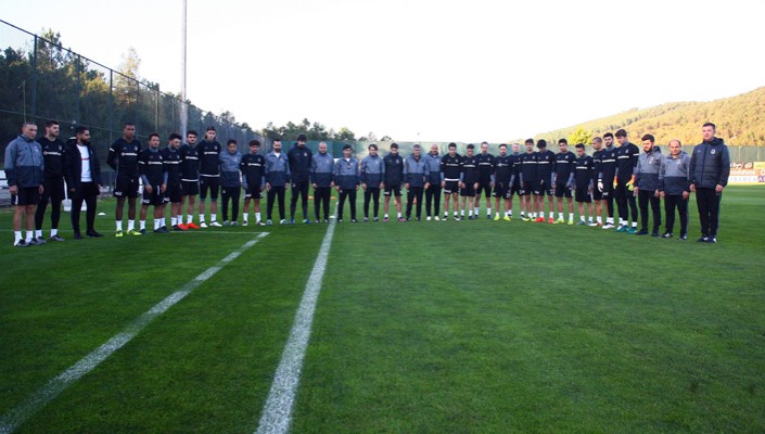 Futbol Takımımız, Ulu Önderimiz Atatürk'ü Saygı Duruşuyla Andı